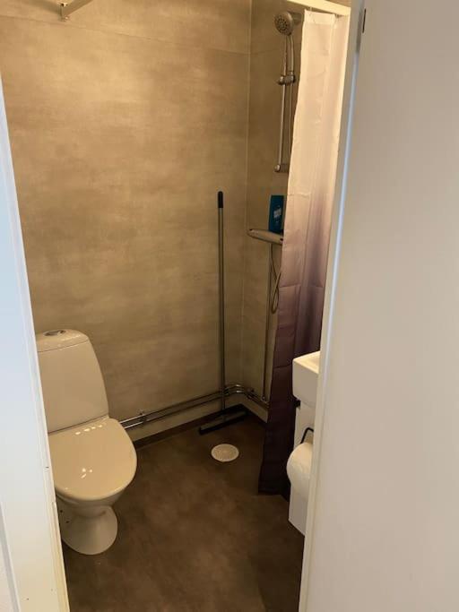 Stuga Pa Oe / Naerhet Till Vatten Mariestad Bagian luar foto