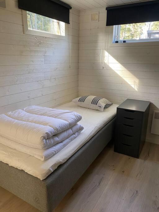 Stuga Pa Oe / Naerhet Till Vatten Mariestad Bagian luar foto